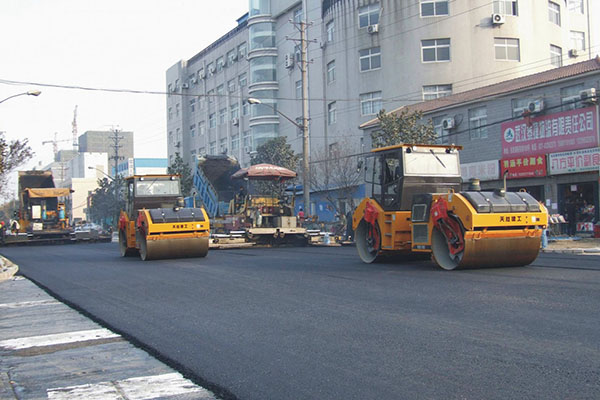  武汉市吴家山经济开发区革新大道刷黑工程